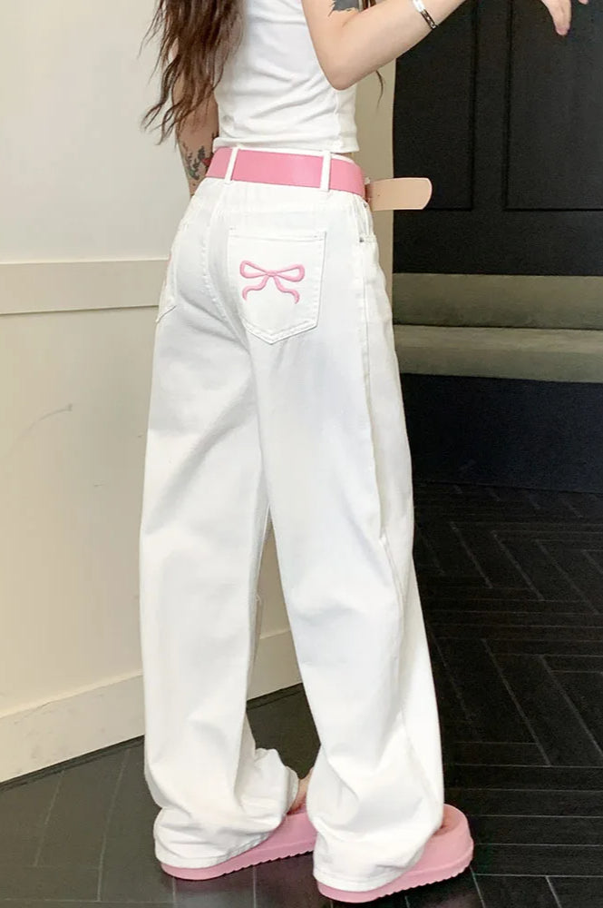 Jeans mit weitem Bein, Schleifendetail und Stickerei