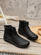 Stiefel in Lederoptik im Vintage-Look mit flachem Absatz