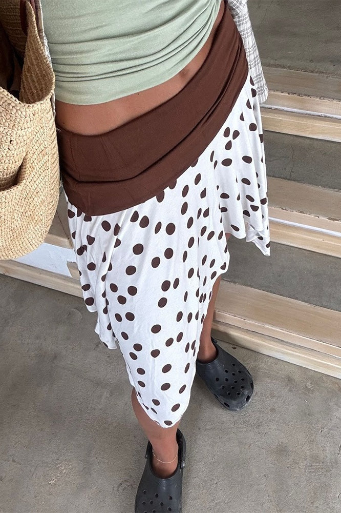 Asymmetrischer Rock mit Punktemuster