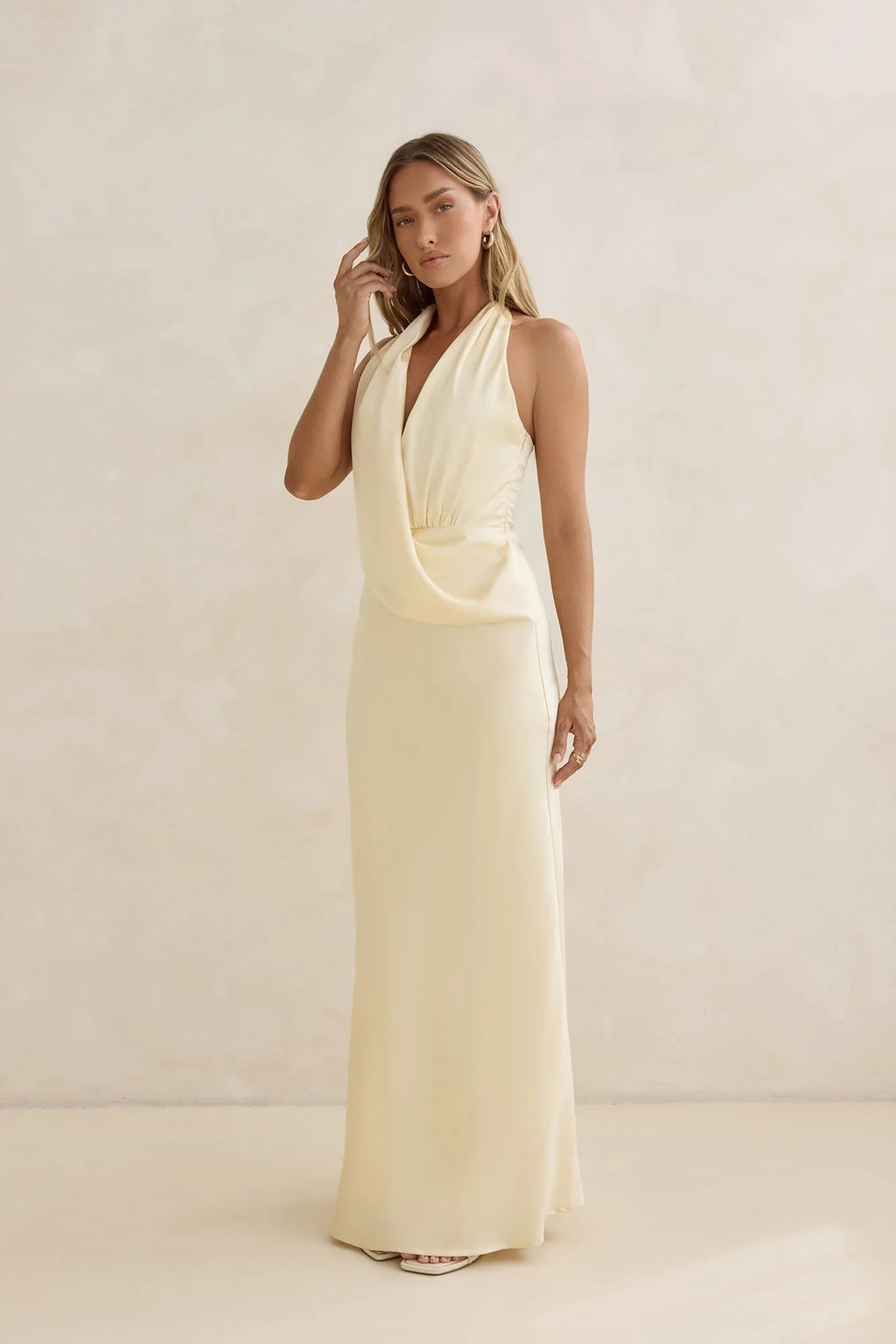Charm – Satin-Maxikleid mit Neckholder