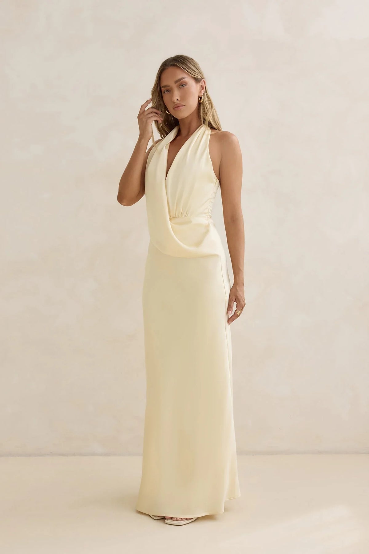 Charm – Satin-Maxikleid mit Neckholder