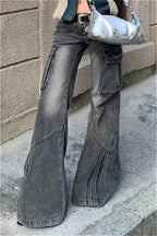 Jeans mit niedriger Taille und Taschen in Schwarz