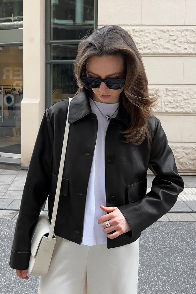 Jacke mit kurzem Schnitt und Leder in Schwarz