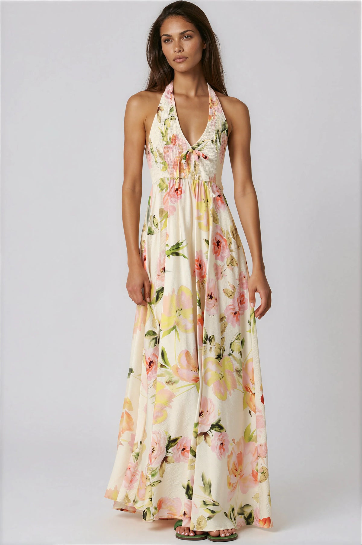 Maxikleid mit Neckholder und Smok-Einsatz