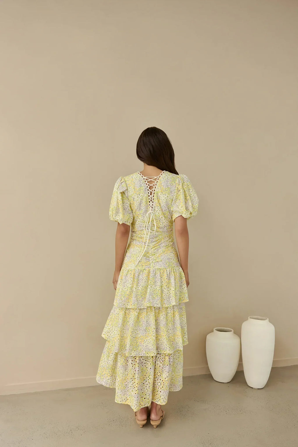 Corinna – Spitzen-Maxikleid mit Puffärmeln und Volants