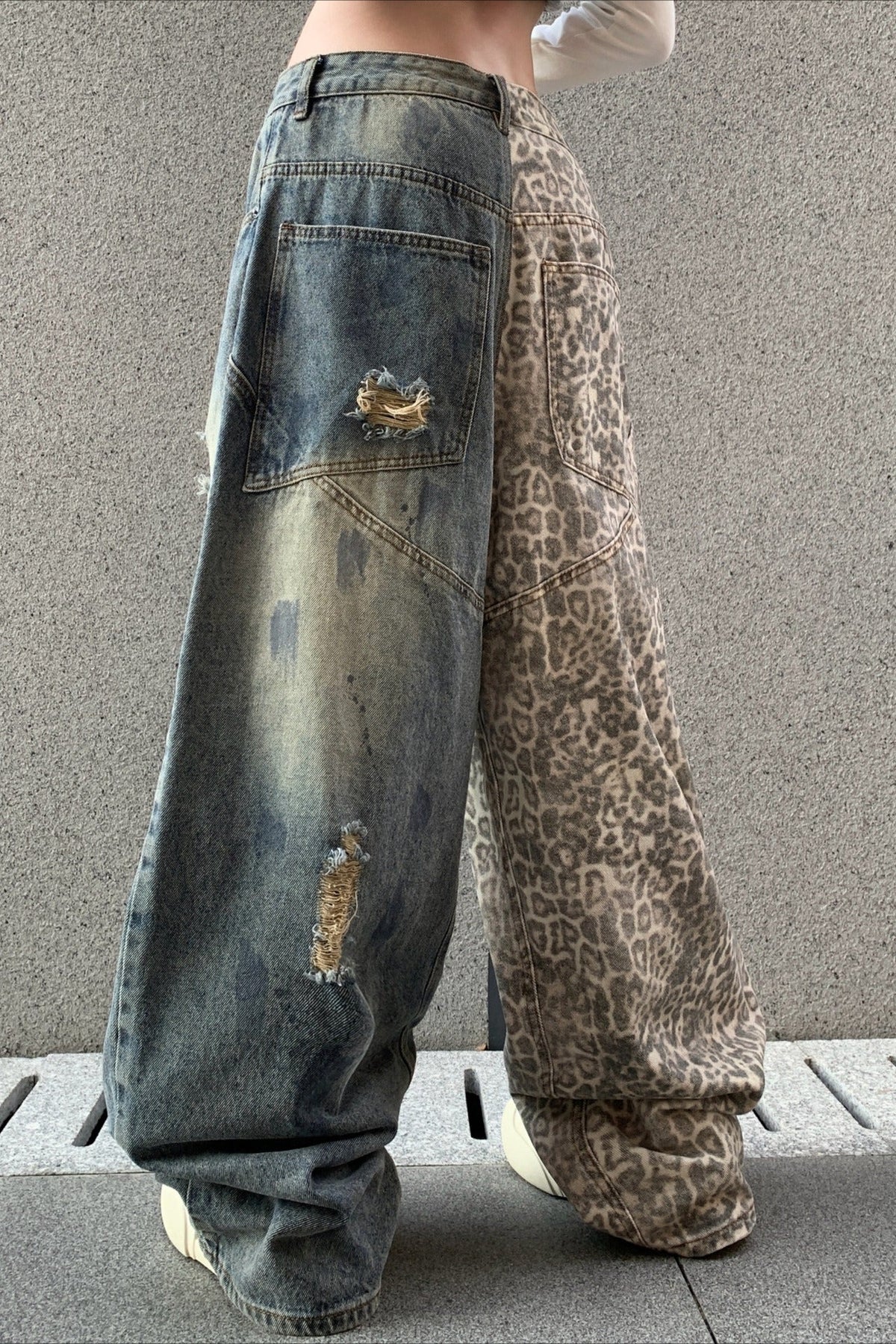 Jeans mit weitem Bein und Leopardenmuster in Blau