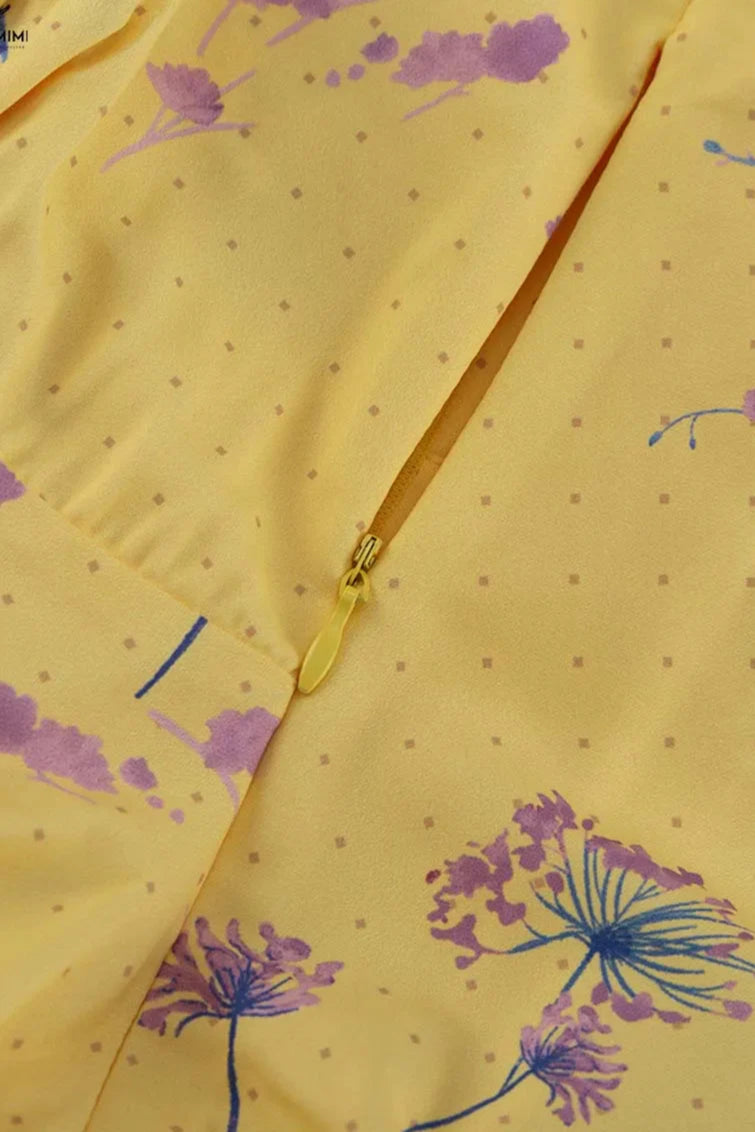 Kleid mit Blumenmuster in Gelb mit V-Ausschnitt