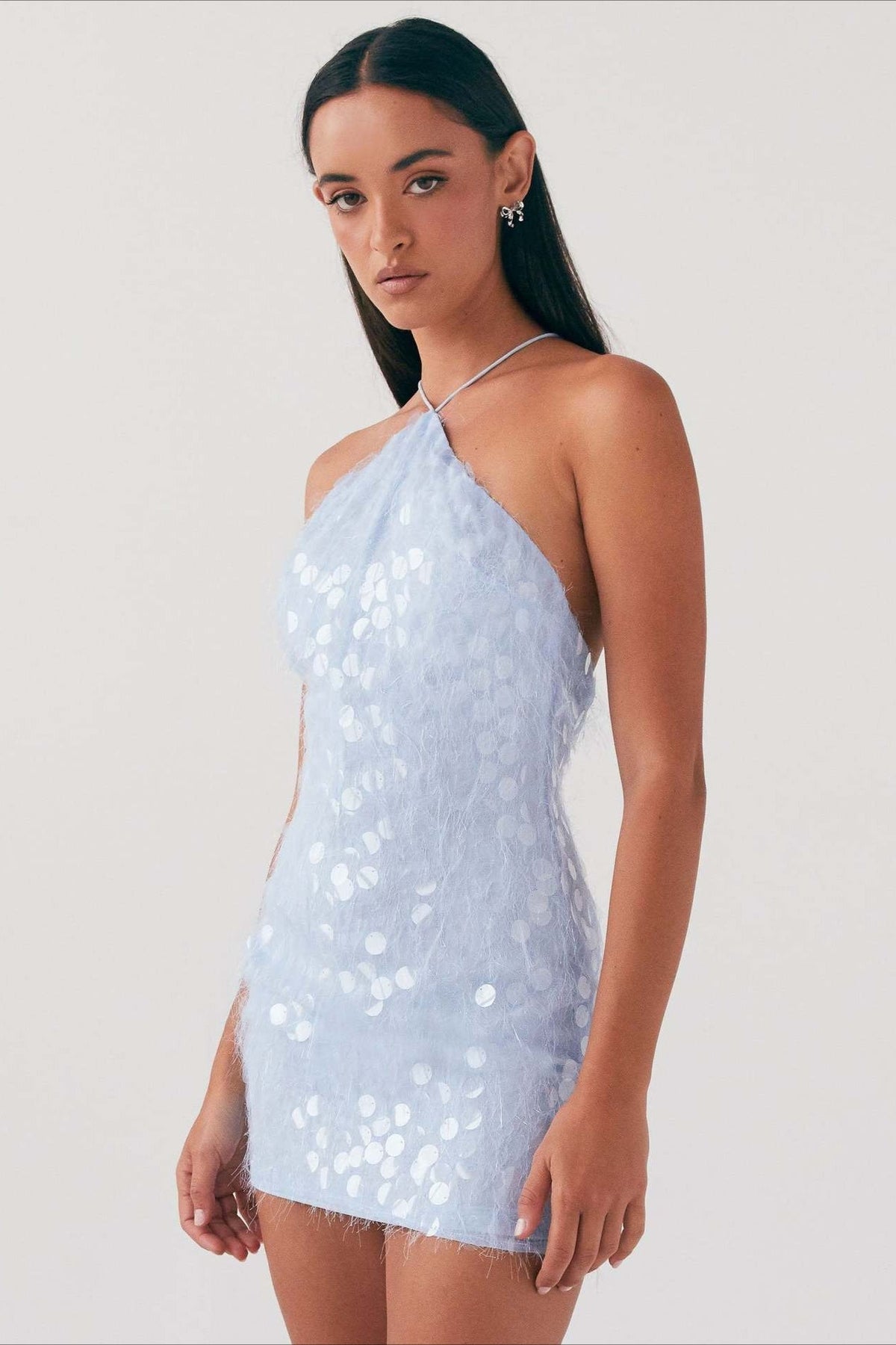 Rückenfreies Kleid mit Neckholder, Spitze und Pailletten