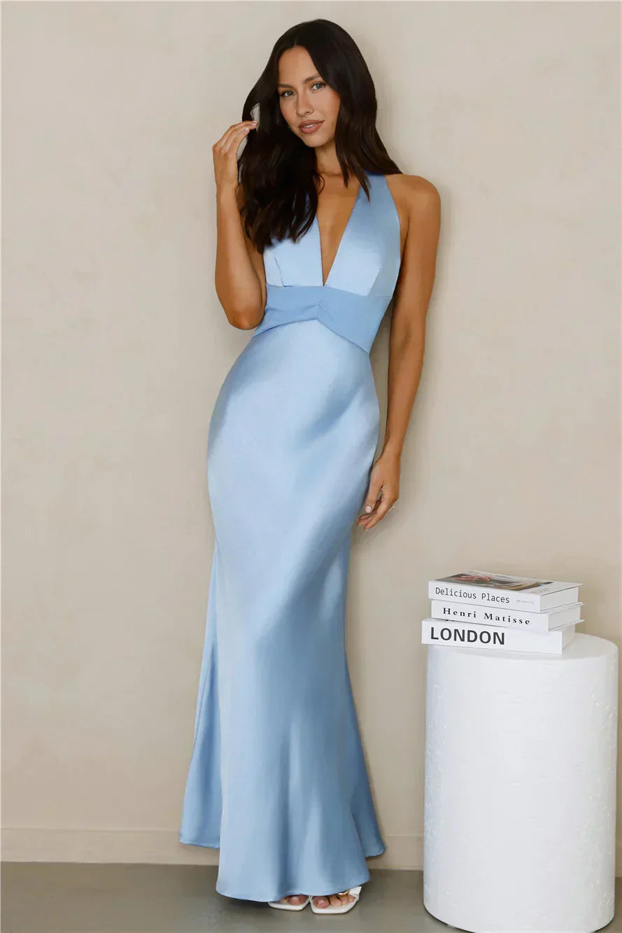 Spiced – Satin-Maxikleid mit V-Ausschnitt und Neckholder