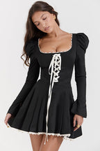 Minikleid mit Bindedetail und Rüschen in Schwarz