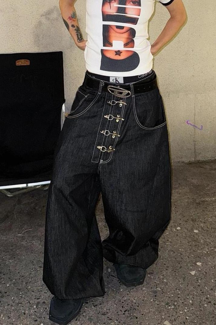 Jeans mit weitem Bein und Knopfdetails