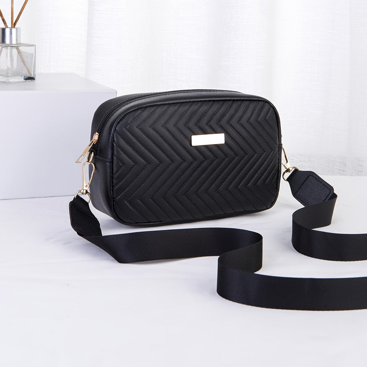 Elegante leicht Damenhandtasche – Gestreift und Gepolstert mit Goldener Hardware