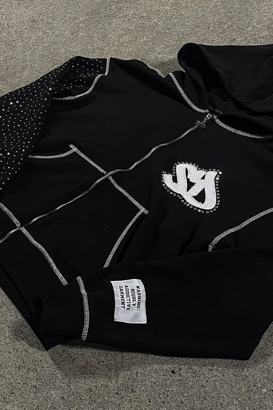 Hoodie mit Reißverschluss und Stickerei in Schwarz