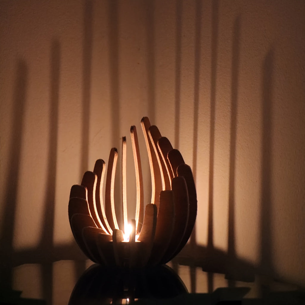 Boho Lotus Kerzenhalter – Handgefertigtes Schichtdesign aus Holz
