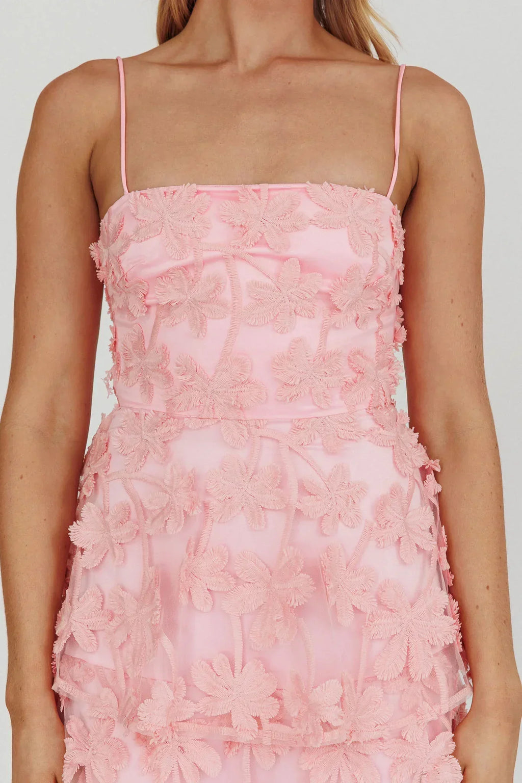 Dori – Spitzen-Maxikleid mit Rüschen und Volants