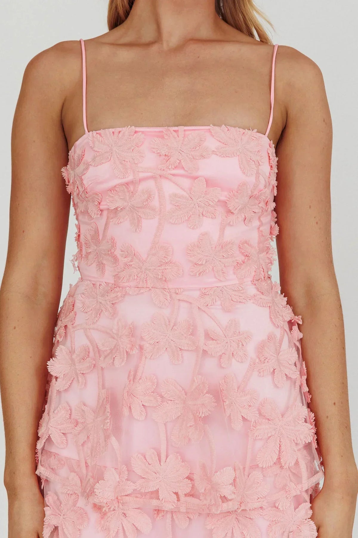 Dori – Spitzen-Maxikleid mit Rüschen und Volants