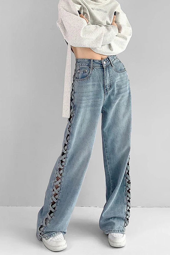 Jeans mit weitem Bein und Aussparungen