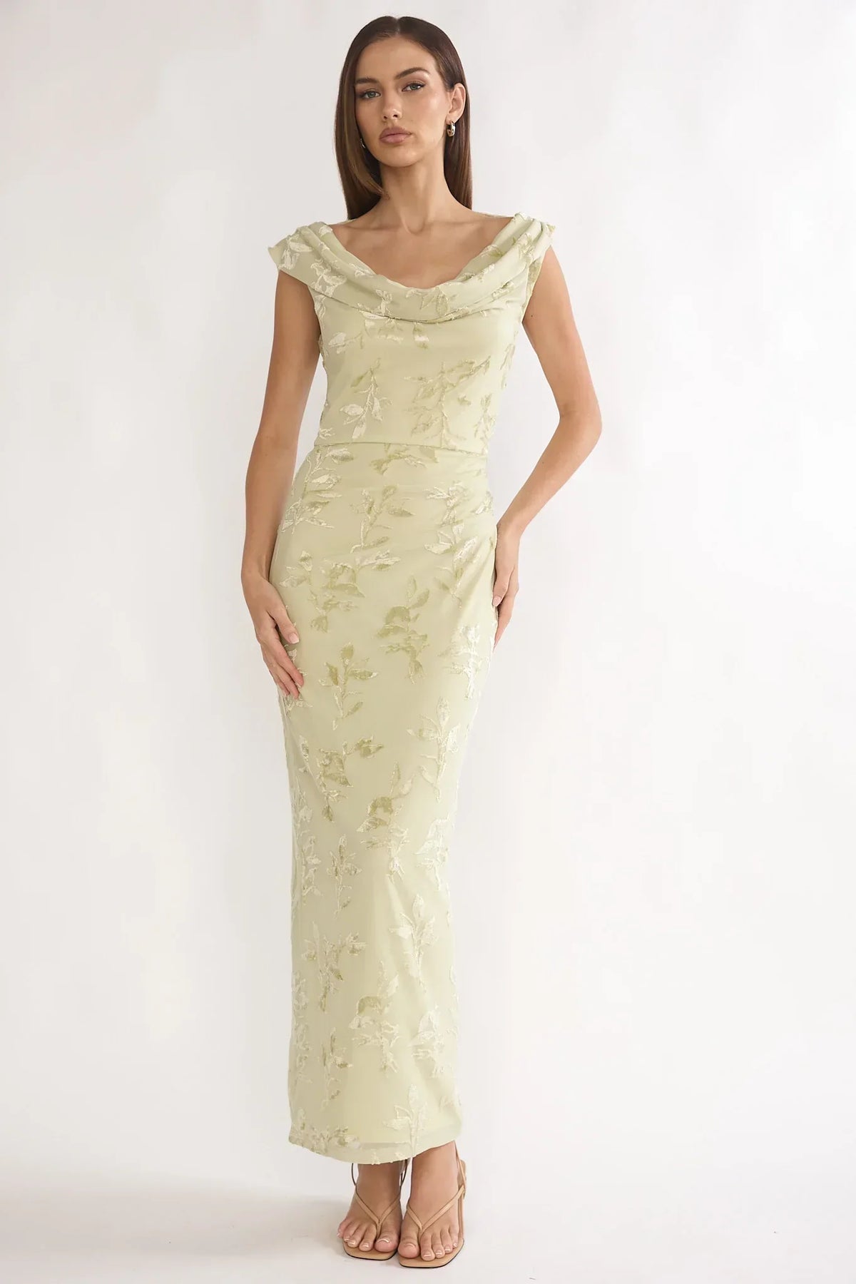Samt-Maxikleid mit Wasserfall-Ausschnitt und Blumenmuster