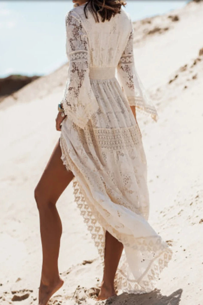 Kleid mit V-Ausschnitt und Spitze