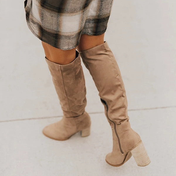 Kniehohe Stiefel mit hohem Absatz