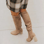 Kniehohe Stiefel mit hohem Absatz