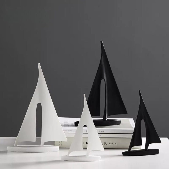 Maritimes Segelboot-Skulptur - Elegante Dekoration für den Einsatz zu Hause