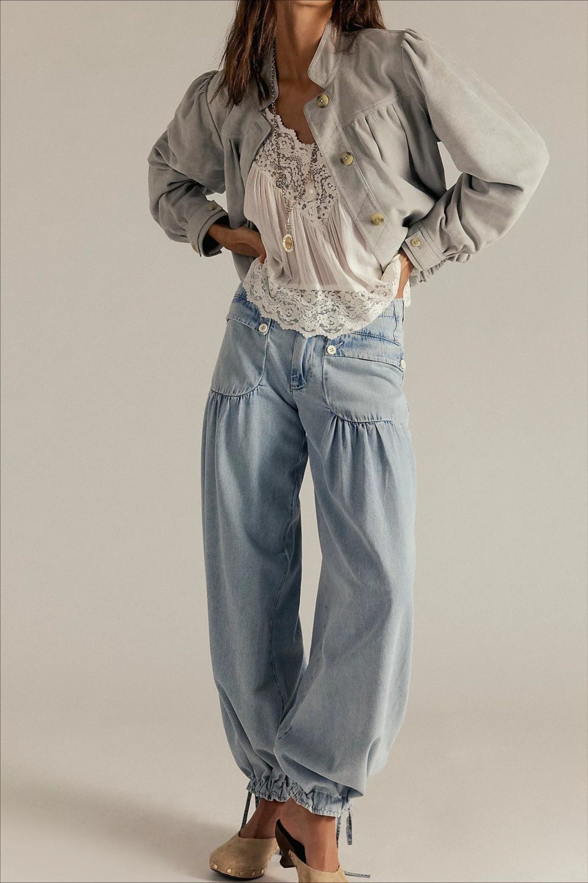 Jeans mit weitem Bein und Raffung in Dunkelblau