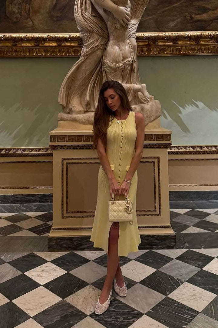 Figurbetontes Maxikleid mit Knopfdetails und Strickstruktur