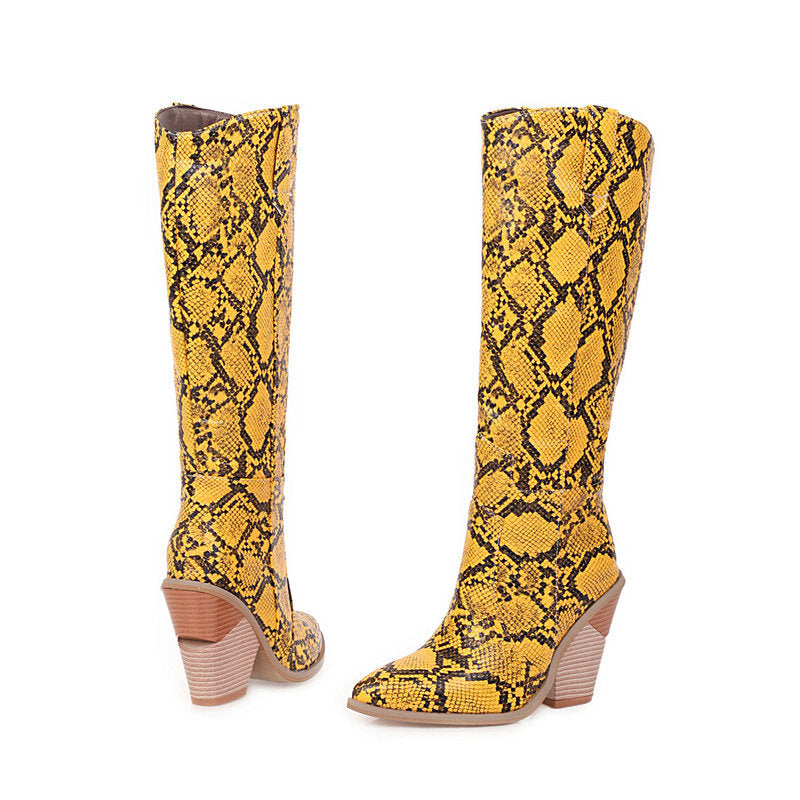 Wadenhohe Stiefel in Lackoptik mit Keilabsatz