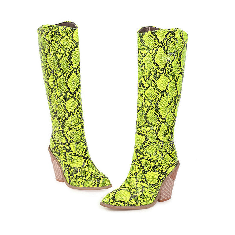 Wadenhohe Stiefel in Lackoptik mit Keilabsatz