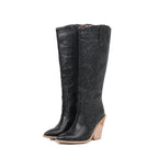 Wadenhohe Stiefel in Lackoptik mit Keilabsatz