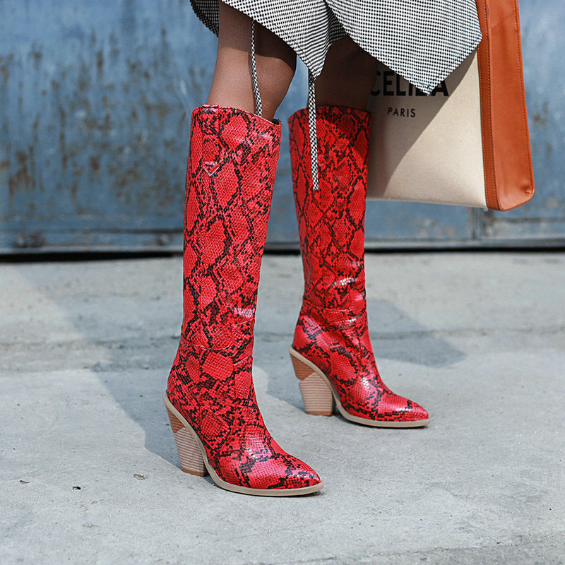 Wadenhohe Stiefel in Lackoptik mit Keilabsatz