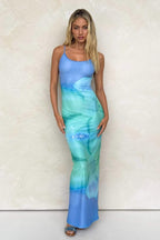 Figurbetontes Maxikleid mit Blumenmuster und hoher Taille in Blau