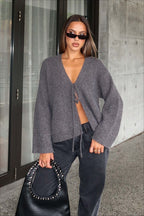 Strickjacke mit V-Ausschnitt, Bindedetail und Strickstruktur