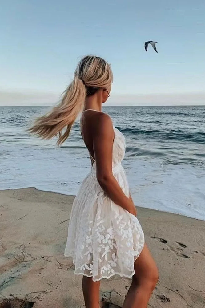 Rückenfreies Kleid mit Spitze und Netzdetails