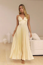 Ray – Satin-Maxikleid mit offenem Rücken und A-Linien-Rock
