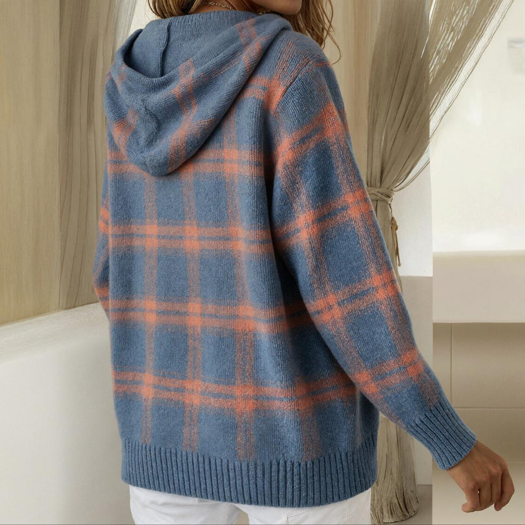 Karierter blauer Kapuzenpullover mit Knopfleiste