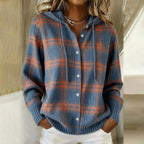 Karierter blauer Kapuzenpullover mit Knopfleiste