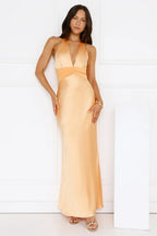 Spiced – Satin-Maxikleid mit V-Ausschnitt und Neckholder