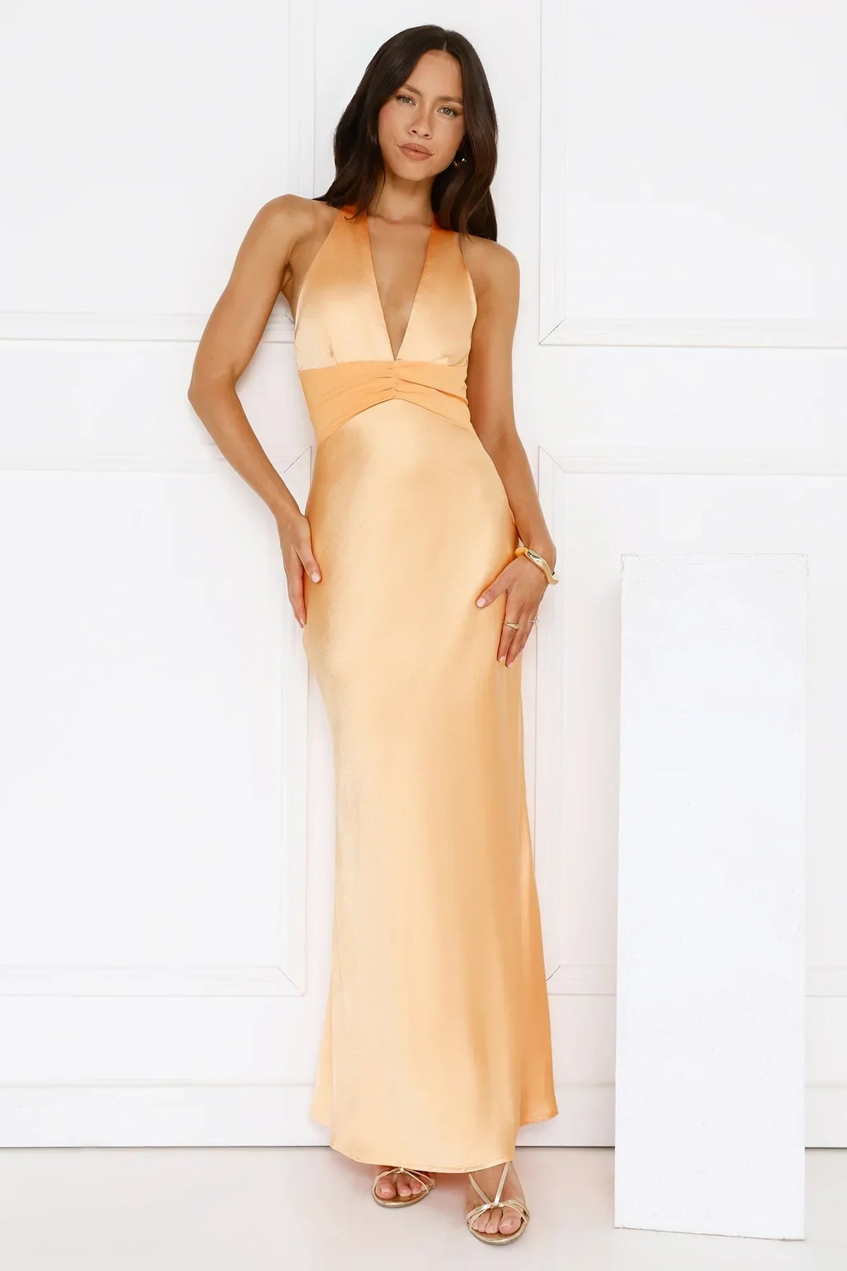 Spiced – Satin-Maxikleid mit V-Ausschnitt und Neckholder
