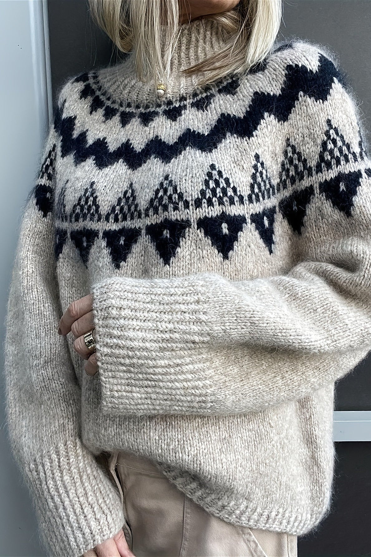 Locker geschnittener Pullover mit Strickstruktur in Grau