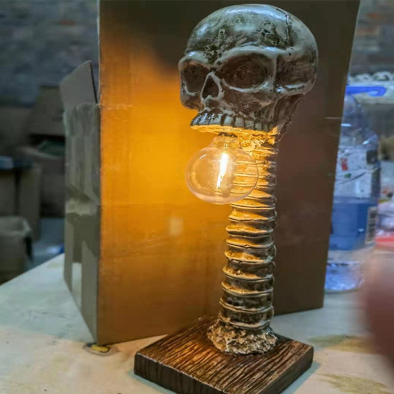 Schädel-Lampe mit Wirbelsäule – Mystisches und einzigartiges Interieurstück