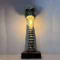 Schädel-Lampe mit Wirbelsäule – Mystisches und einzigartiges Interieurstück