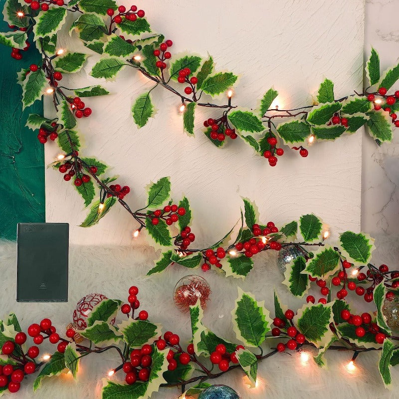 Weihnachtslichtergirlande mit Stechpalme – Ideal für eine festliche Atmosphäre