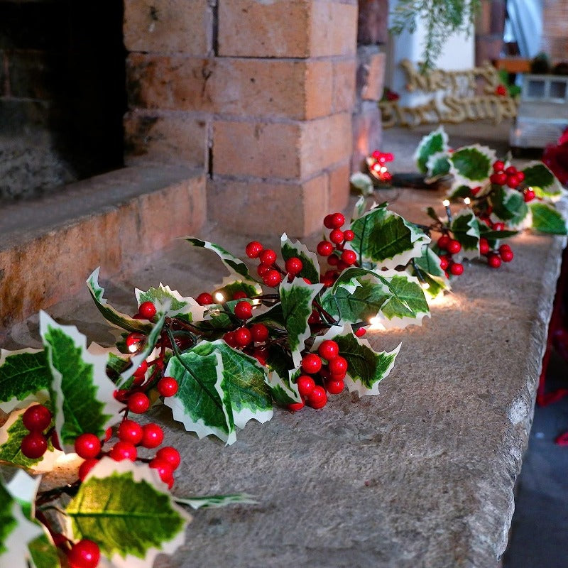 Weihnachtslichtergirlande mit Stechpalme – Ideal für eine festliche Atmosphäre