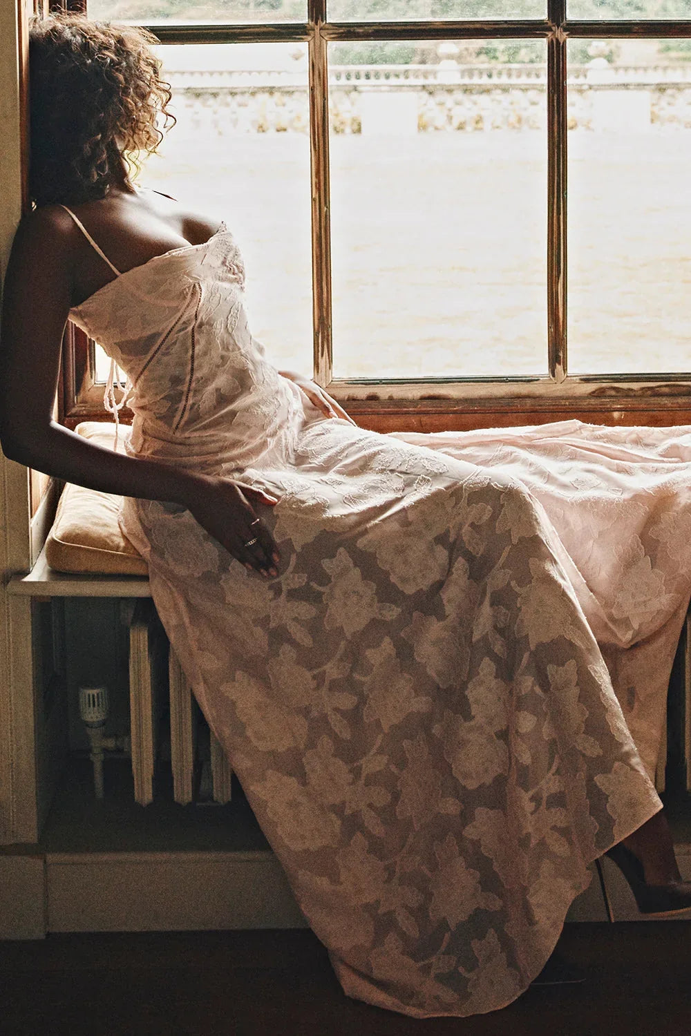 Damen Maxikleid mit Blumenapplikationen und Spaghettiträgern