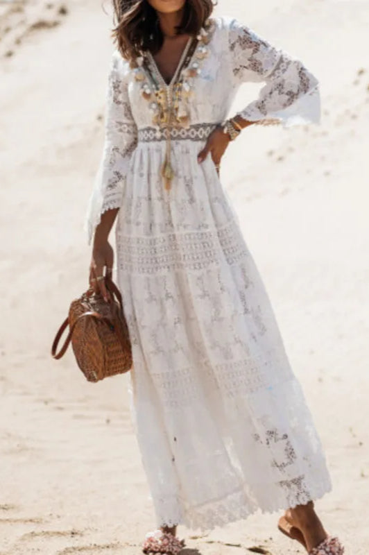 Kleid mit V-Ausschnitt und Spitze