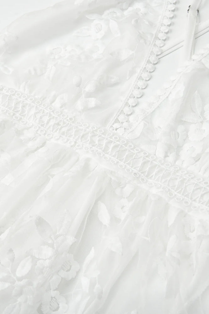 Rückenfreies Kleid mit Spitze und Netzdetails