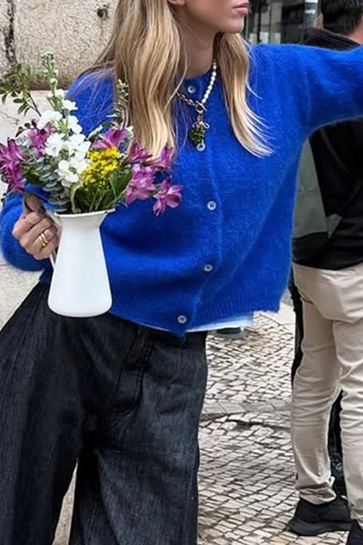 Strickjacke mit kurzem Schnitt, Knopfdetails und Strickstruktur