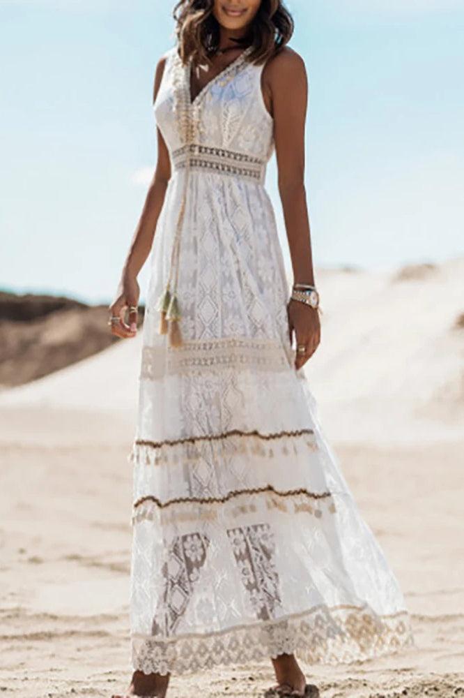 Kleid mit V-Ausschnitt und Spitze